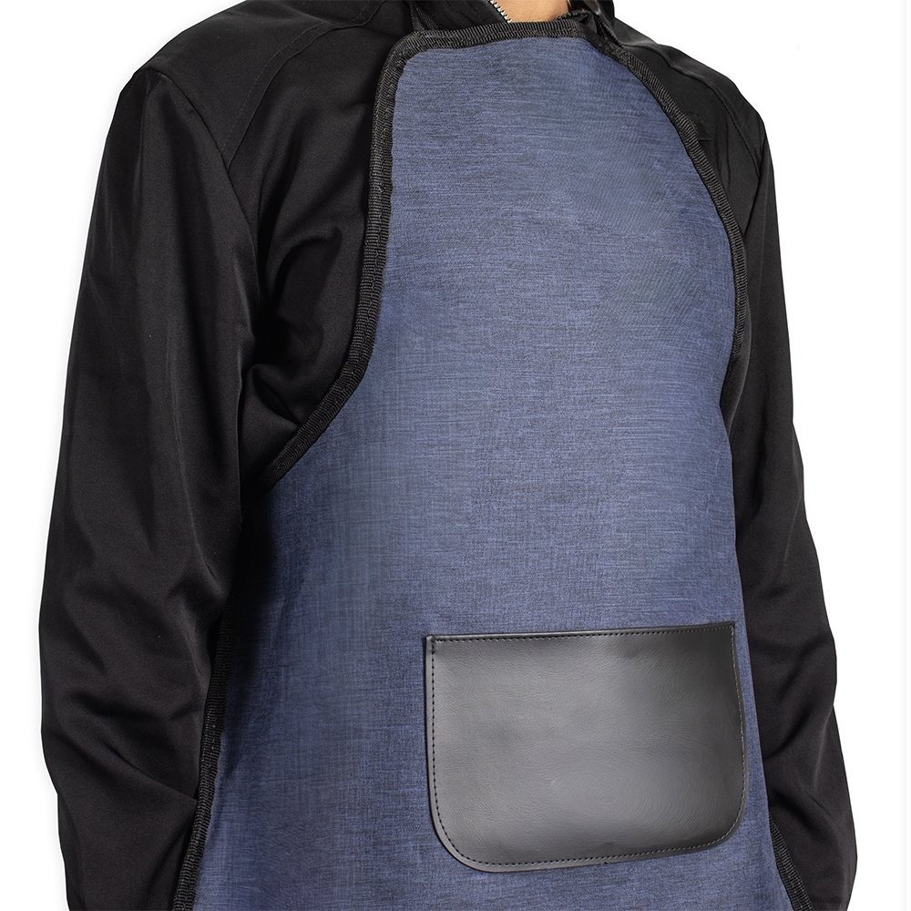 Avental de algodão personalizado com logomarca em ambiente de cozinha profissional.