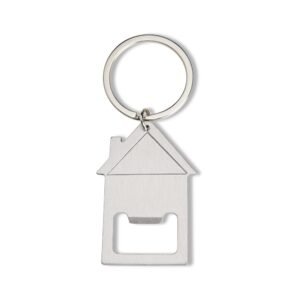 Chaveiro abridor personalizado de metal com logotipo gravado em exibição.