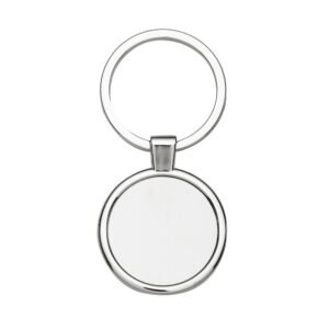 Chaveiros metal personalizado de alta qualidade em exibição profissional sobre mesa.