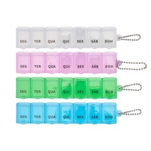 Porta comprimidos personalizados organizados em uma superfície limpa.